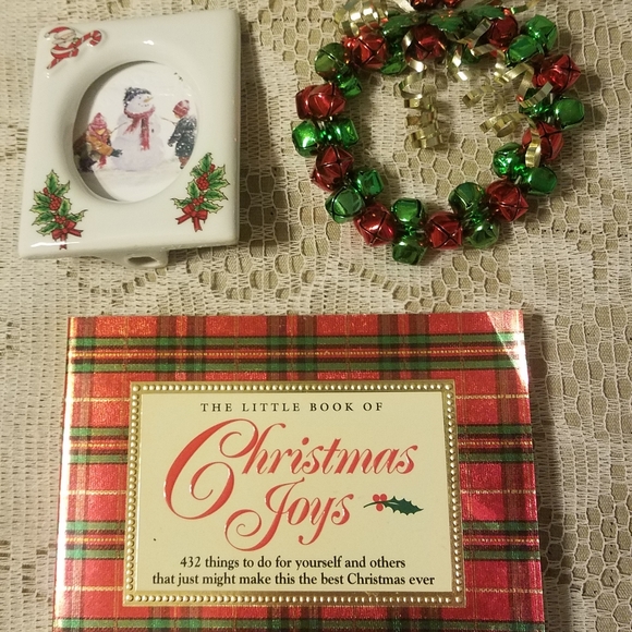 Christmas Decorations with Bonus Book - Picture 4 of 8